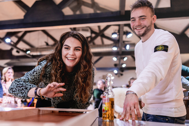 Samen werken aan een interactieve teamopdracht Deelnemers werken samen aan een interactieve opdracht met een digitaal scherm tijdens een groepsactiviteit