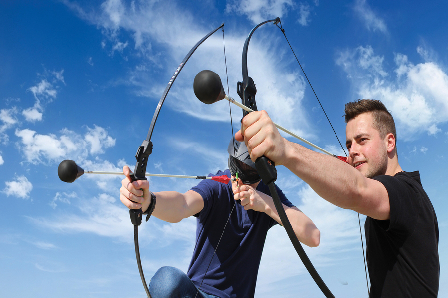 Gezellige karaokeavond met groep in de lodge Groep mensen doet enthousiast mee aan een karaoke-avond in een sfeervolle lodge.
